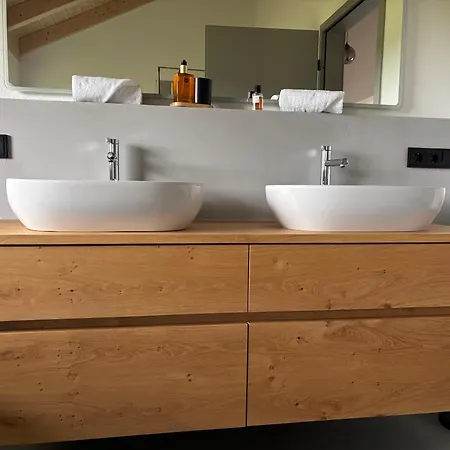 Gruene Gams - Neubau Designwohnung Mit 2 Balkonen 브라이트브룬 암 힘제